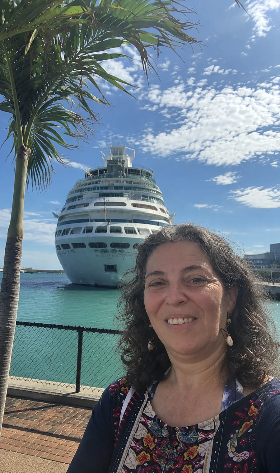 María Inés junto a un crucero